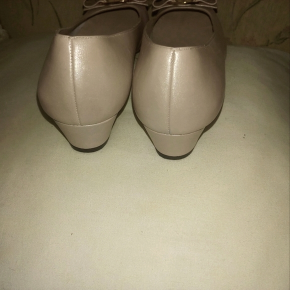 SALVATORE FERRAGAMO BLUSH PEARL CREAM VARA BOW PUMP SHOES 9.5 4A - Picture 4 of 8